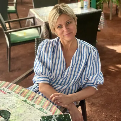 Żaneta Babilińska-Grodzicka siedzi na krześle